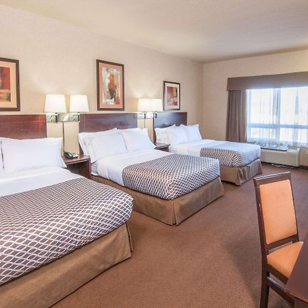 Ramada By Wyndham Drumheller Hotel & Suites מראה חיצוני תמונה