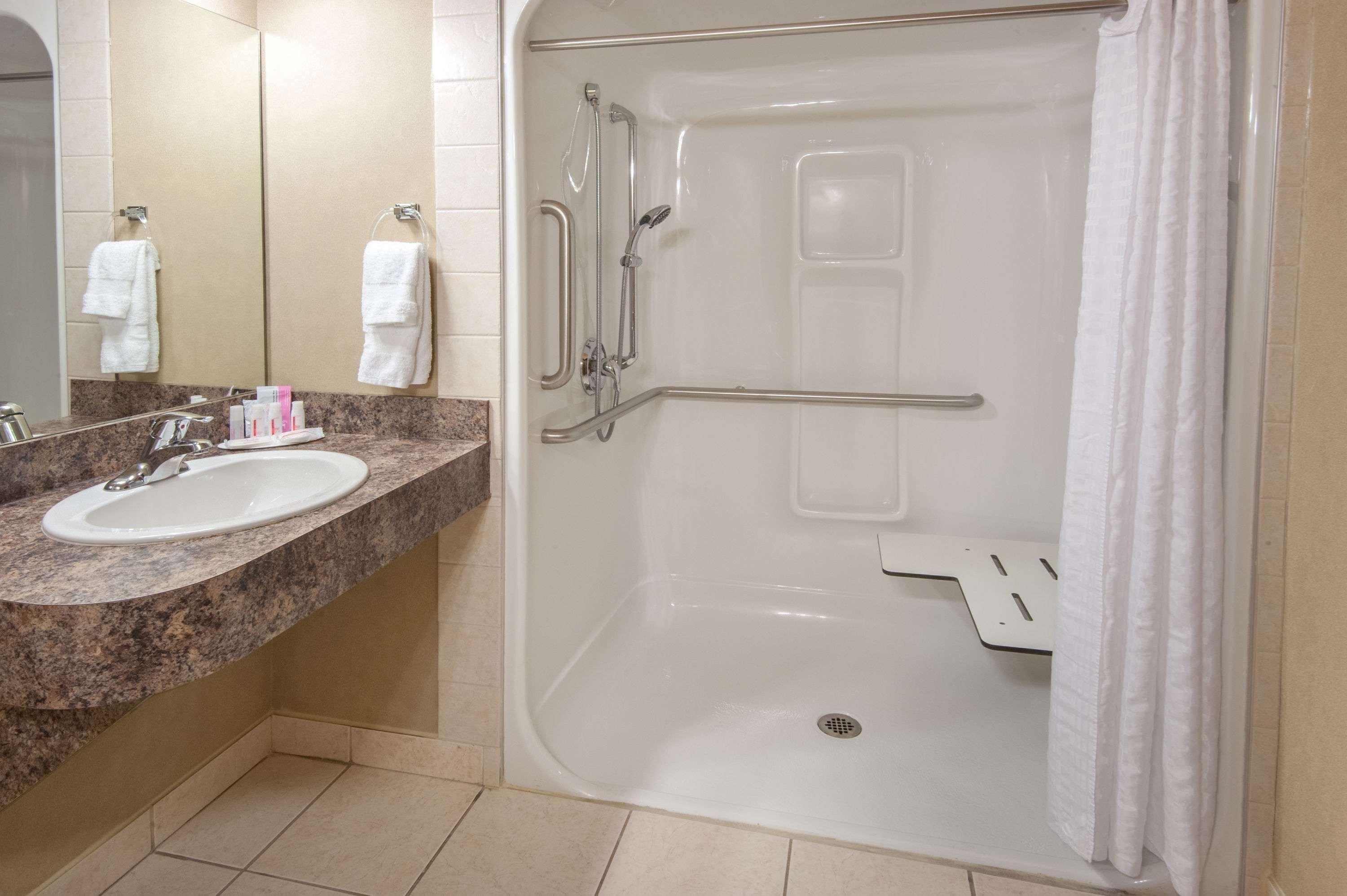 Ramada By Wyndham Drumheller Hotel & Suites מראה חיצוני תמונה