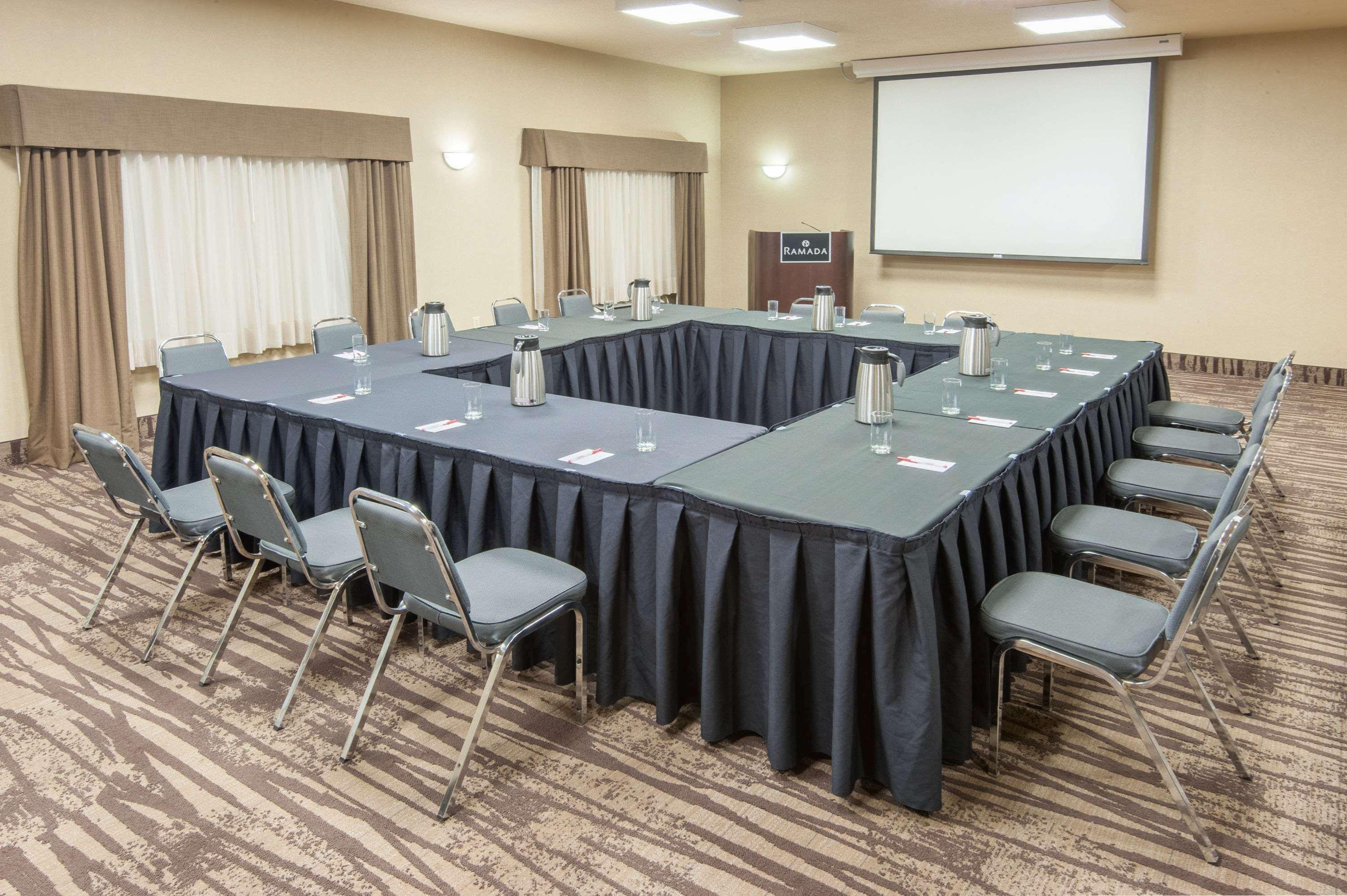 Ramada By Wyndham Drumheller Hotel & Suites מראה חיצוני תמונה