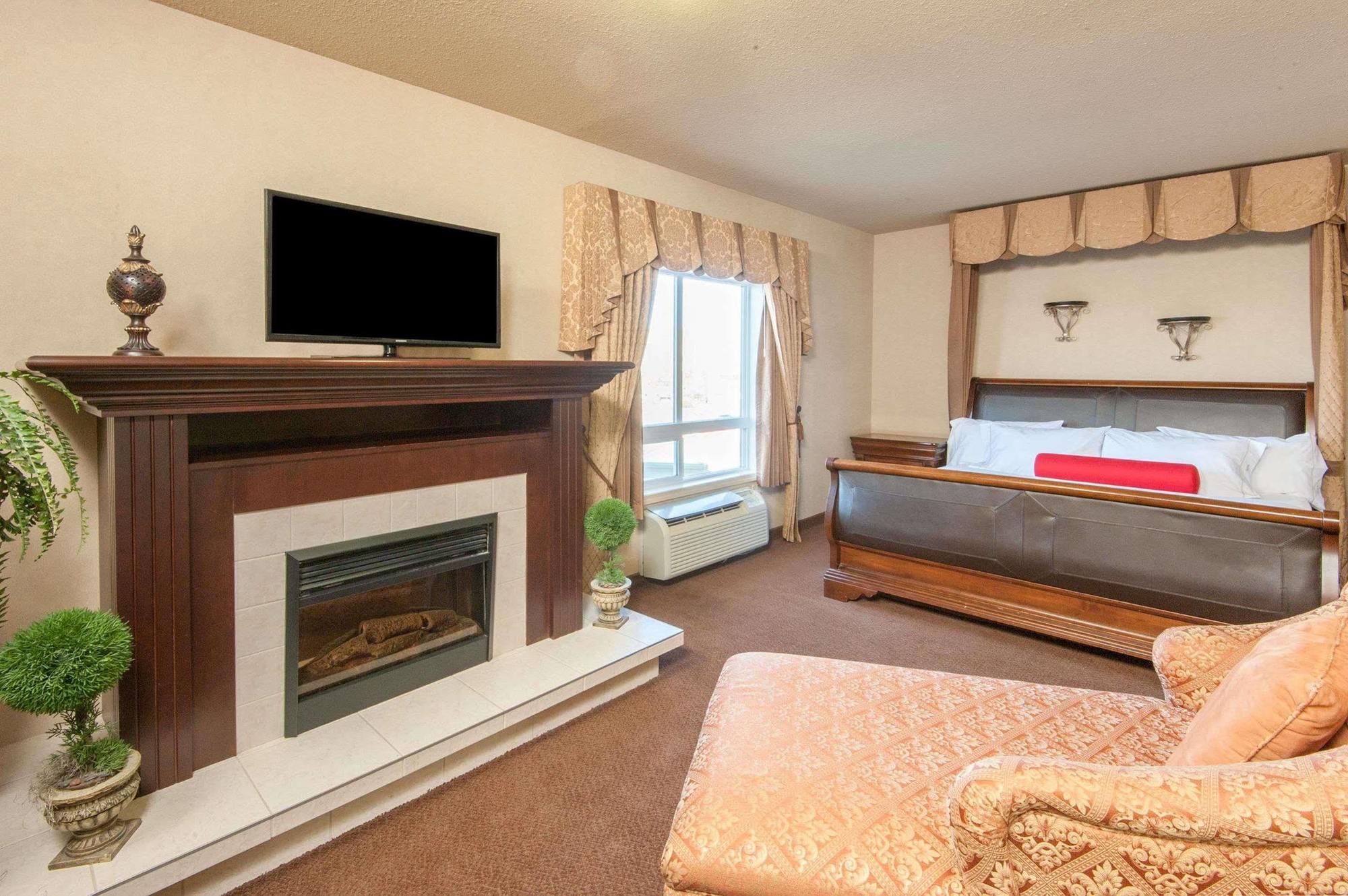 Ramada By Wyndham Drumheller Hotel & Suites מראה חיצוני תמונה